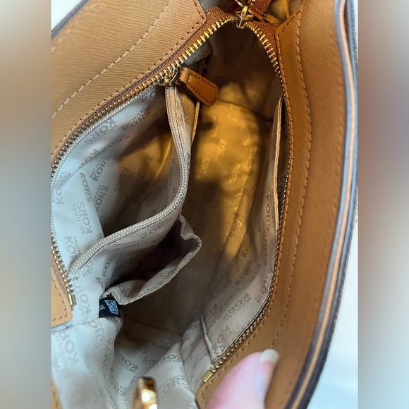 Michael Kors Hamilton Messenger Bag - EUC - Picture 9 of 10